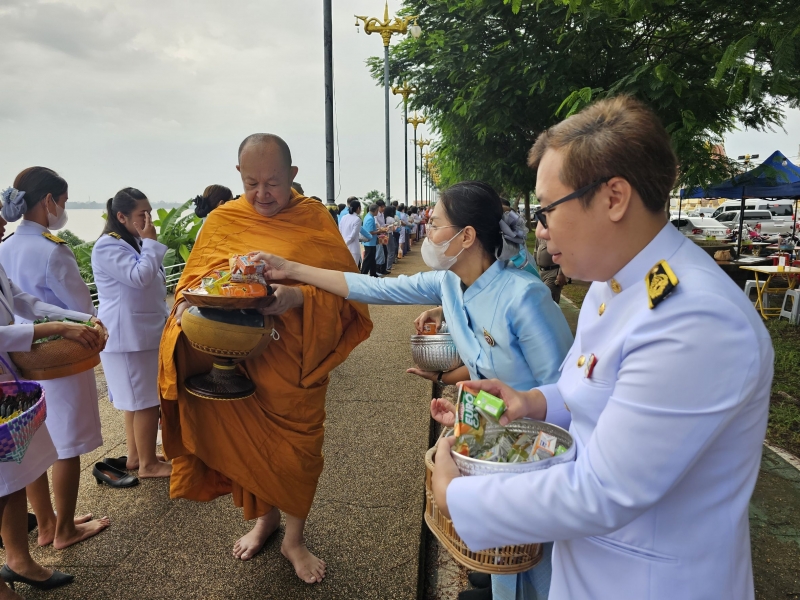 ม. นครพนม ร่วมประกอบพิธีทางศาสนามหามงคล และทำบุญตักบาตรถวายเป็นพระราชกุศลแด่สมเด็จพระนางเจ้าสิริกิติ์ พระบรมราชินีนาถ พระบรมราชชนนีพันปีหลวง