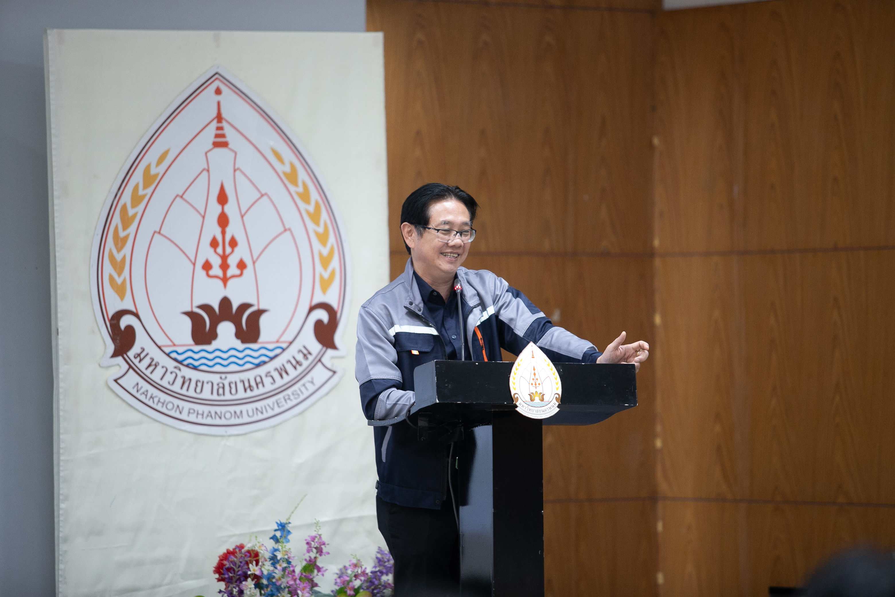 รก.อธิการบดี มนพ. แถลงนโยบายขับเคลื่อนมหาวิทยาลัยด้วยระบบ Transform to New S – Curve สู่การเป็นมหาวิทยาลัยนครพนมเป็นที่พึ่งของสังคมและชุมชน (The Acting President of Nakhon Phanom University announced the policy to drive the university using the Transform to New S-Curve system toward Nakhon Phanom University becoming a source of support for society and the community.)