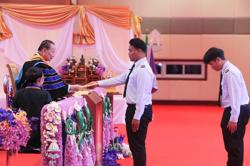 ม.นครพนม จัดพิธีมอบสารแสดงความยินดีนักศึกษาระดับอาชีวศึกษา ประจำปีการศึกษา 2568