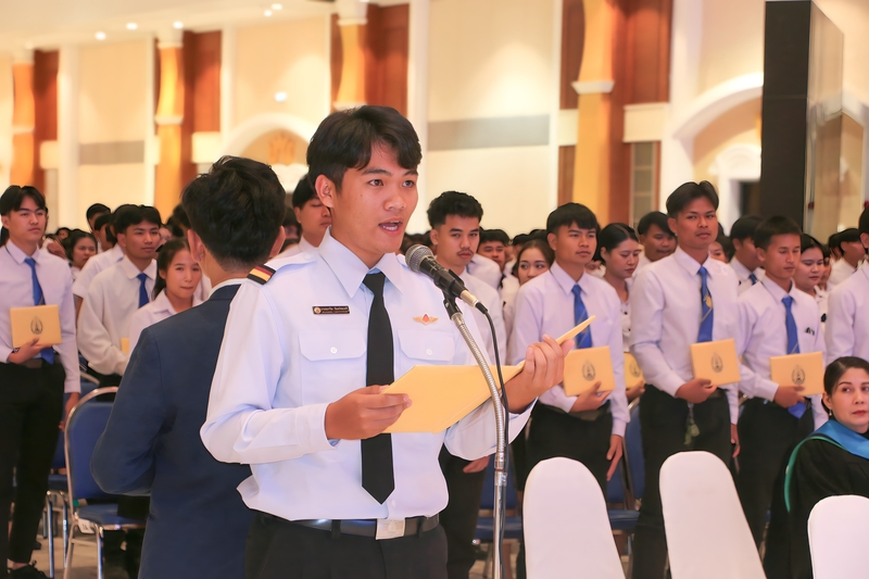 ม.นครพนม จัดพิธีมอบสารแสดงความยินดีนักศึกษาระดับอาชีวศึกษา ประจำปีการศึกษา 2568