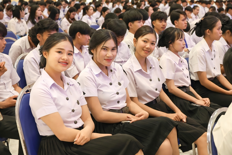 ม.นครพนม จัดพิธีมอบสารแสดงความยินดีนักศึกษาระดับอาชีวศึกษา ประจำปีการศึกษา 2568