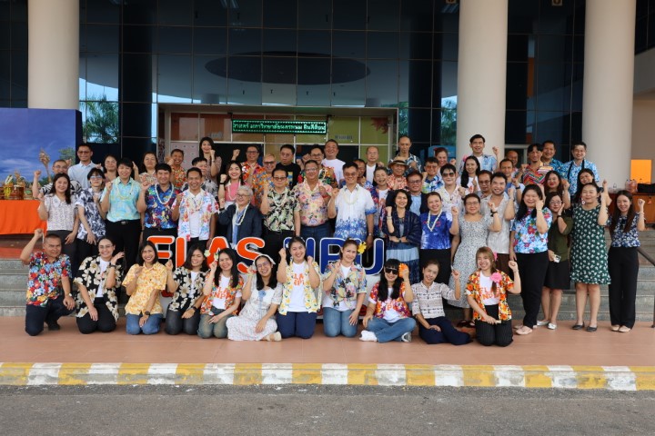 อธิการบดี ม.นครพนม ร่วมพิธีรดน้ำขอพรผู้ใหญ่ เนื่องในเทศกาลวันสงกรานต์