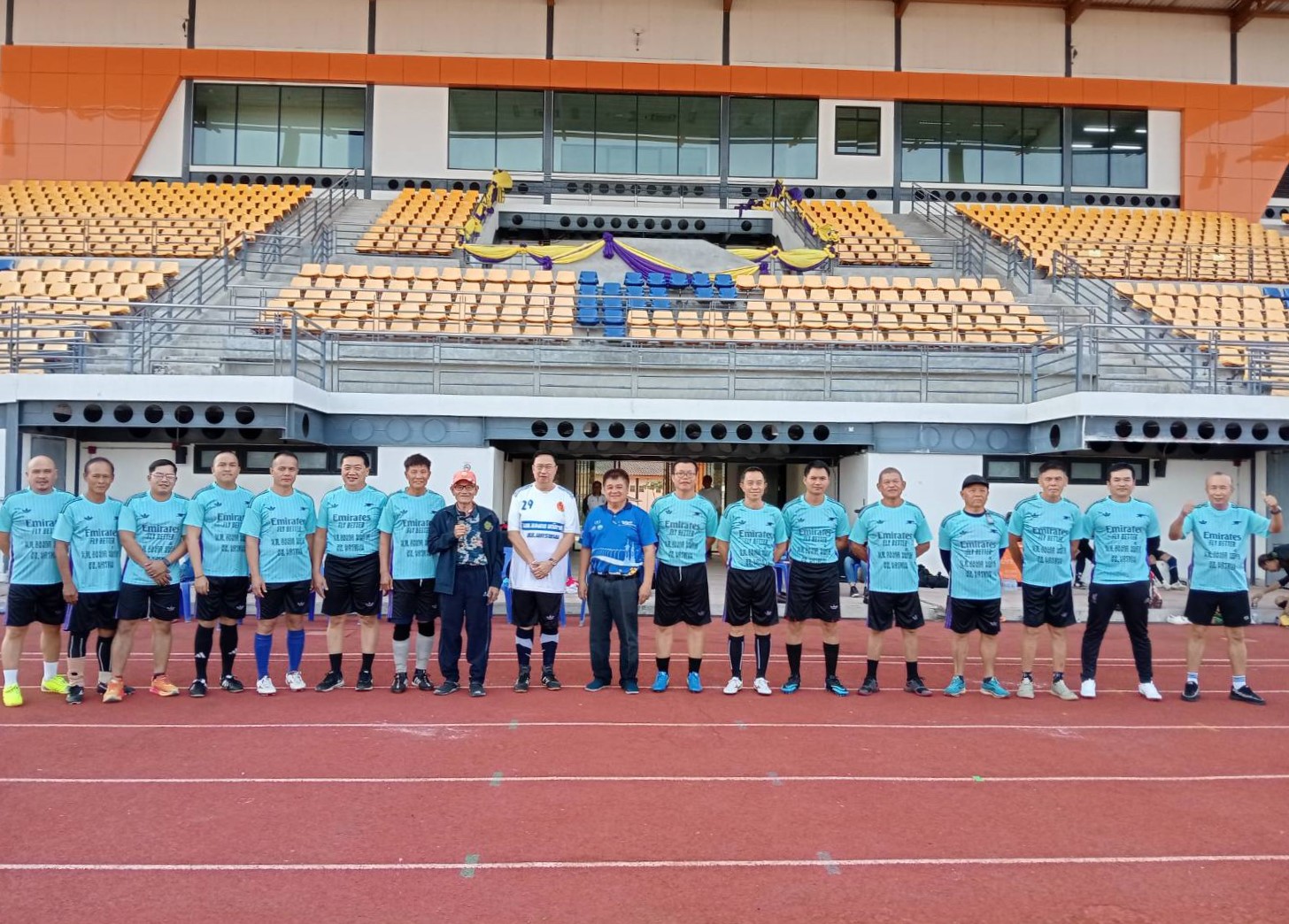 อธิการบดี ม.นครพนม ร่วมเตะฟุตบอลเชื่อมความสัมพันธ์หน่วยงานราชการจังหวัด