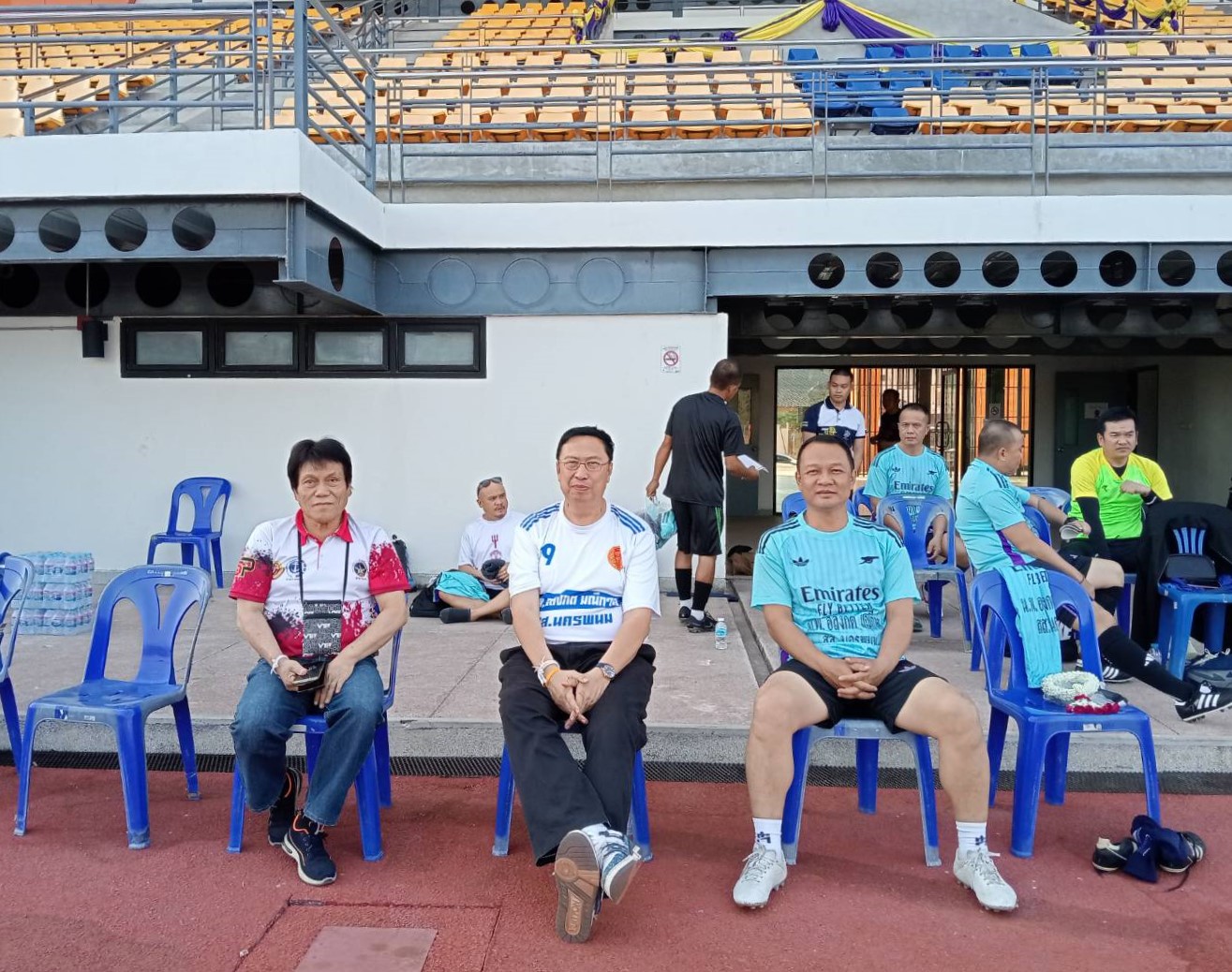 อธิการบดี ม.นครพนม ร่วมเตะฟุตบอลเชื่อมความสัมพันธ์หน่วยงานราชการจังหวัด