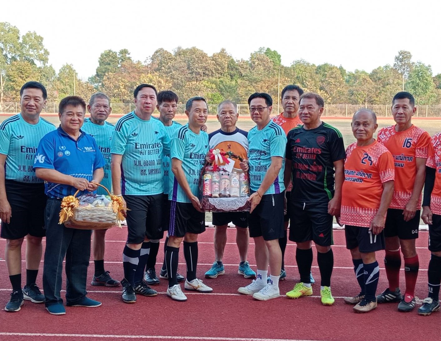 อธิการบดี ม.นครพนม ร่วมเตะฟุตบอลเชื่อมความสัมพันธ์หน่วยงานราชการจังหวัด