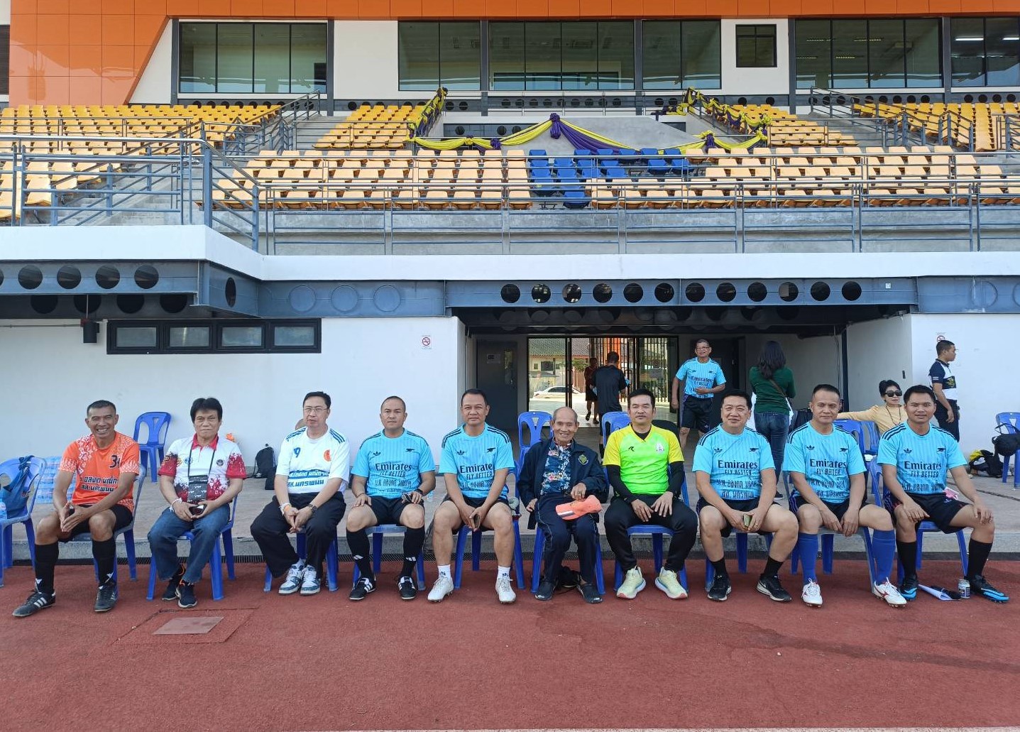 อธิการบดี ม.นครพนม ร่วมเตะฟุตบอลเชื่อมความสัมพันธ์หน่วยงานราชการจังหวัด