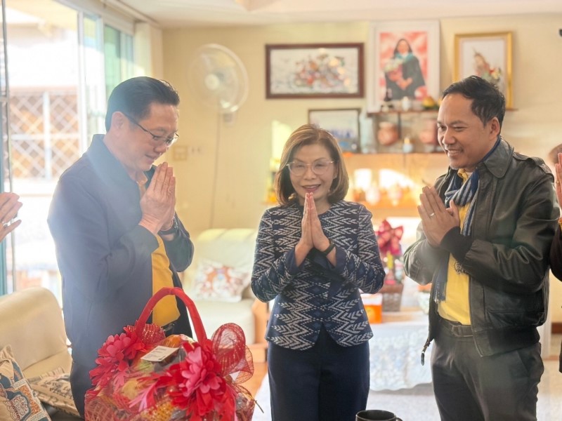 อธิการบดีมหาวิทยาลัยนครพนมพร้อมคณะผู้บริหาร ม.นครพนม เข้าสวัสดีปีใหม่ ท่านสส.มนพร เจริญศรี