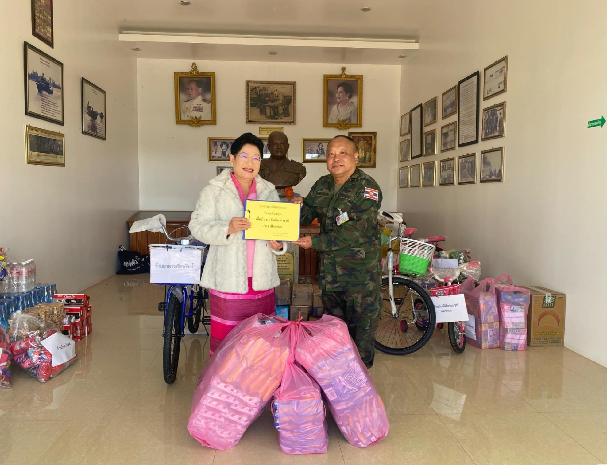 ม.นครพนม สนับสนุนขนมและของรางวัลเนื่องในวันเด็กแห่งชาติ ประจำปี 2568