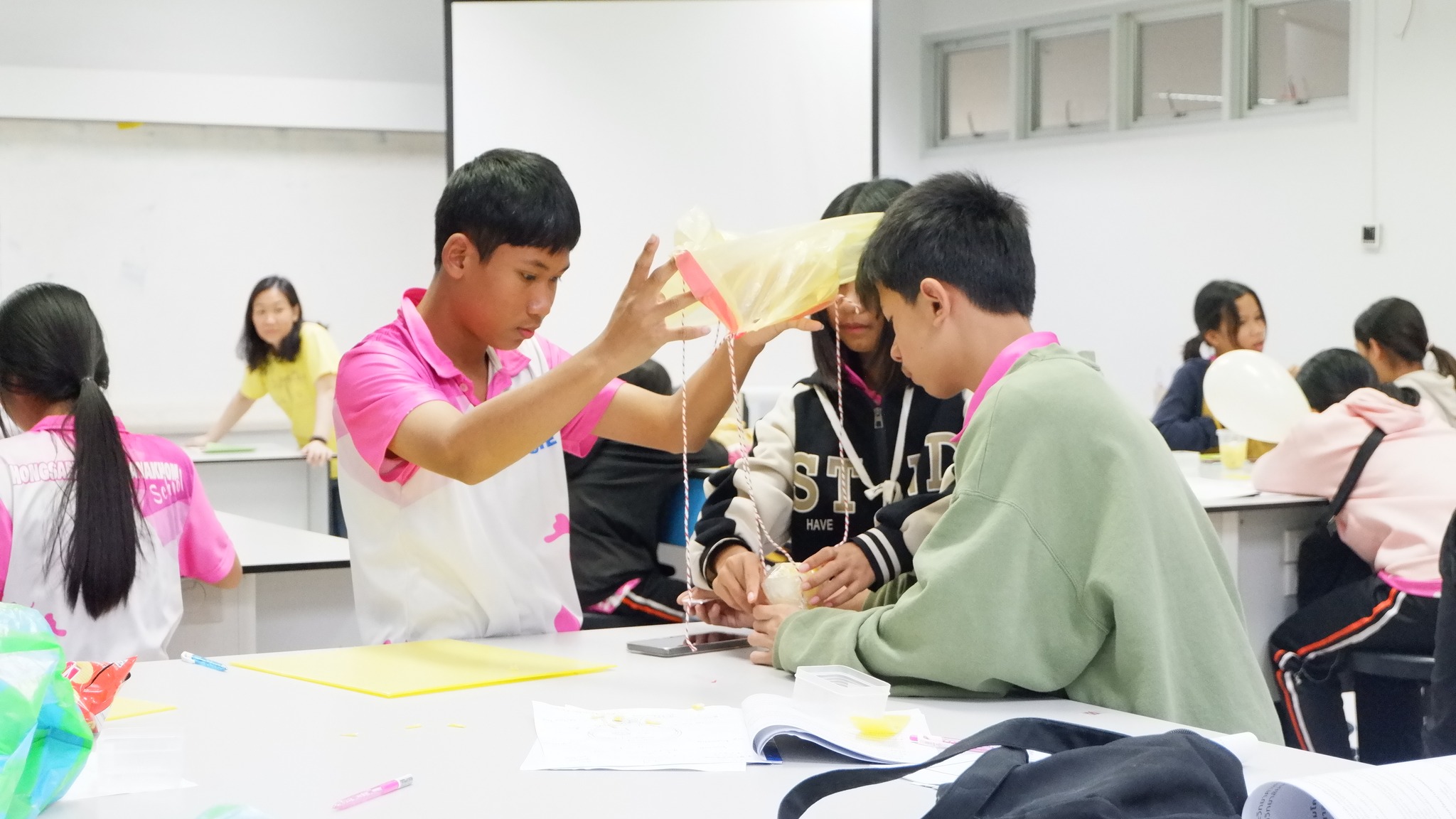 คณะวิทยาศาสตร์ ม.นครพนม จัดโครงการพัฒนาทักษะกระบวนการทางวิทยาศาสตร์แก่นักเรียนห้องเรียนพิเศษ SME โรงเรียนห้องแซงวิทยาคม อำเภอเลิงนกทา จังหวัดยโสธร