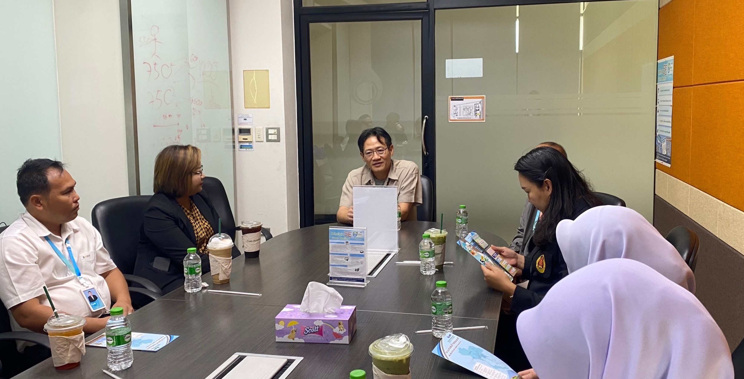 ม.นครพนม หารือการปิโตรเลียมแห่งประเทศไทย แลกเปลี่ยนนวัตกรรมเครื่องอบสมุนไพร