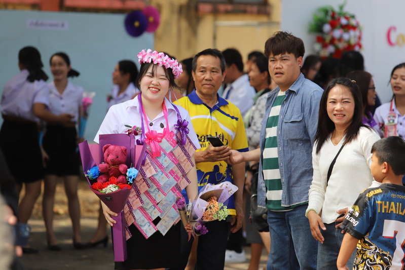 วทอ. ศรีสงคราม จัดพิธีปัจฉิมนิเทศและมอบประกาศนียบัตรแก่ผู้สำเร็จการศึกษา ประจำปีการศึกษา 2567