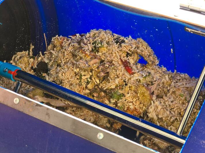 นักวิจัย ม.นครพนม ต่อยอดนวัตกรรม “เครื่องลดมวลขยะอินทรีย์” ช่วยจัดการขยะครัวเรือน ลดกลิ่น ลดความถี่การเก็บขนขยะ ทดลองนำร่อง 6 จุด ในพื้นที่ ต.ท่าค้อ อ.เมือง จ.นครพนม