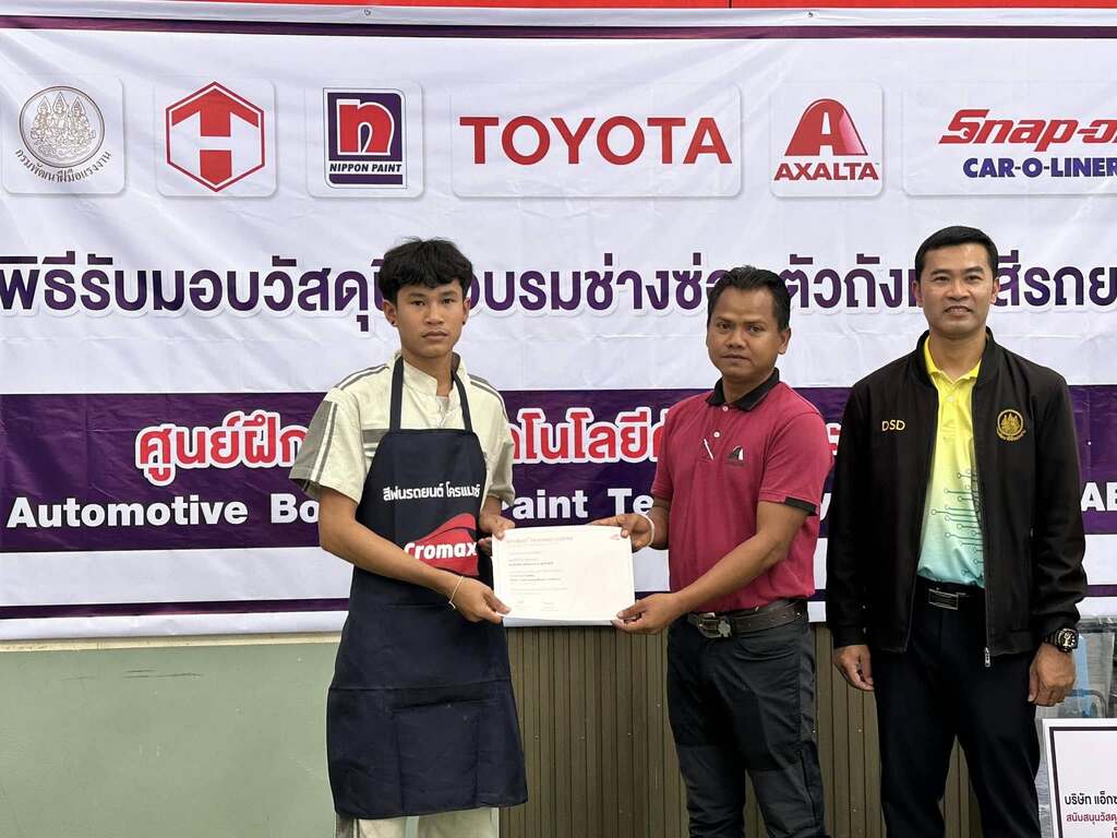 วิทยาลัยนาหว้า ม.นครพนม ร่วมพิธีพิธีรับมอบวัสดุฝึกอบรมพร้อมติดตามการฝึกอบรมของนักศึกษาสาขาวิชาเทคนิคเครื่องกล