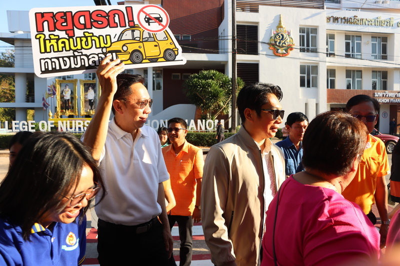 วพบ.นครพนม รับมอบ “สัญญาณไฟทางข้ามอัจฉริยะ” พร้อมเปิดใช้งานเป็นแห่งแรกในเขตพื้นที่มหาวิทยาลัย