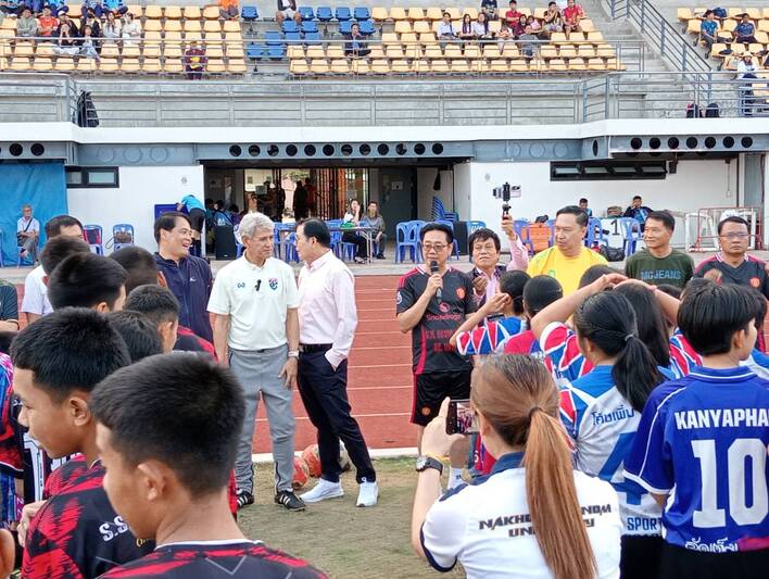 ม.นครพนม ร่วมกับ สมาคมกีฬาแห่งจังหวัดนครพนม จัดกิจกรรมฝึกทักษะฟุตบอลเยาวชนในพื้นที่ กว่า 300 คน (Nakhon Phanom University, in collaboration with the Nakhon Phanom Provincial Sports Association, organized a youth football skills training event for over 300 participants in the area.)