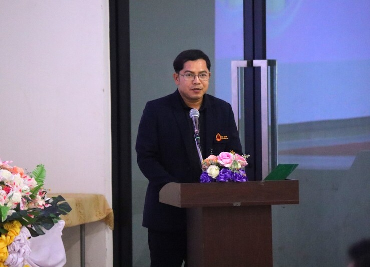 ม.นครพนม ร่วมกับ สมาคมกีฬาแห่งจังหวัดนครพนม จัดกิจกรรมฝึกทักษะฟุตบอลเยาวชนในพื้นที่ กว่า 300 คน (Nakhon Phanom University, in collaboration with the Nakhon Phanom Provincial Sports Association, organized a youth football skills training event for over 300 participants in the area.)