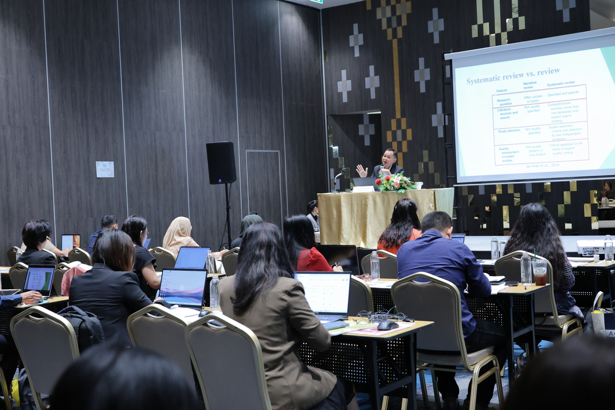 คณะวิทยาศาสตร์ ม.นครพนม จัดอบรมทบทวนวรรณกรรมและวิเคราะห์อภิมาน เพื่อเสริมสร้างความรู้ในงานวิจัยทางการแพทย์และวิทยาศาสตร์สุขภาพ