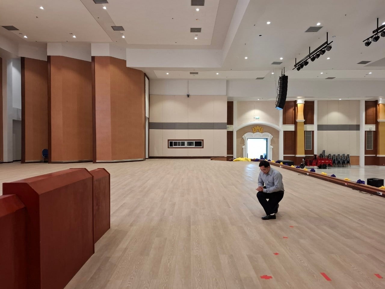 ม.นครพนม ประชุมคณะกรรมการฝ่ายฝึกซ้อมบัณฑิต และตรวจสอบความเรียบร้อย บริเวรณจุดตรวจโลหะ