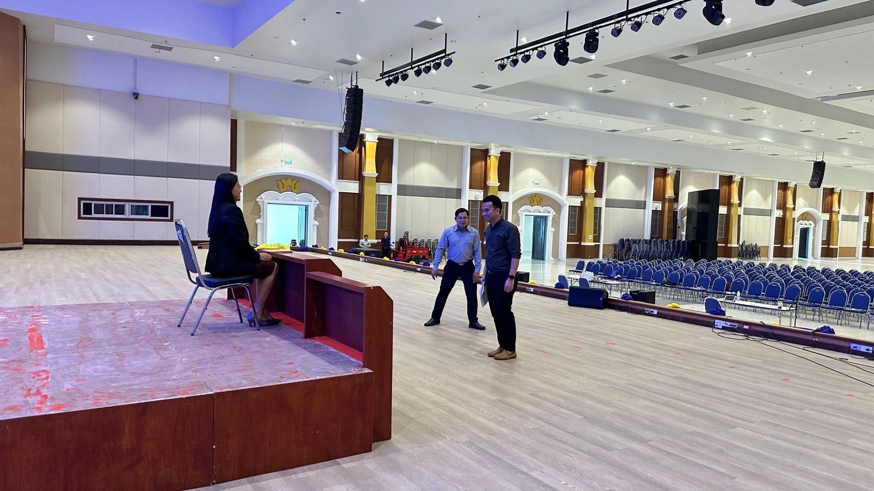 ม.นครพนม ประชุมคณะกรรมการฝ่ายฝึกซ้อมบัณฑิต และตรวจสอบความเรียบร้อย บริเวรณจุดตรวจโลหะ