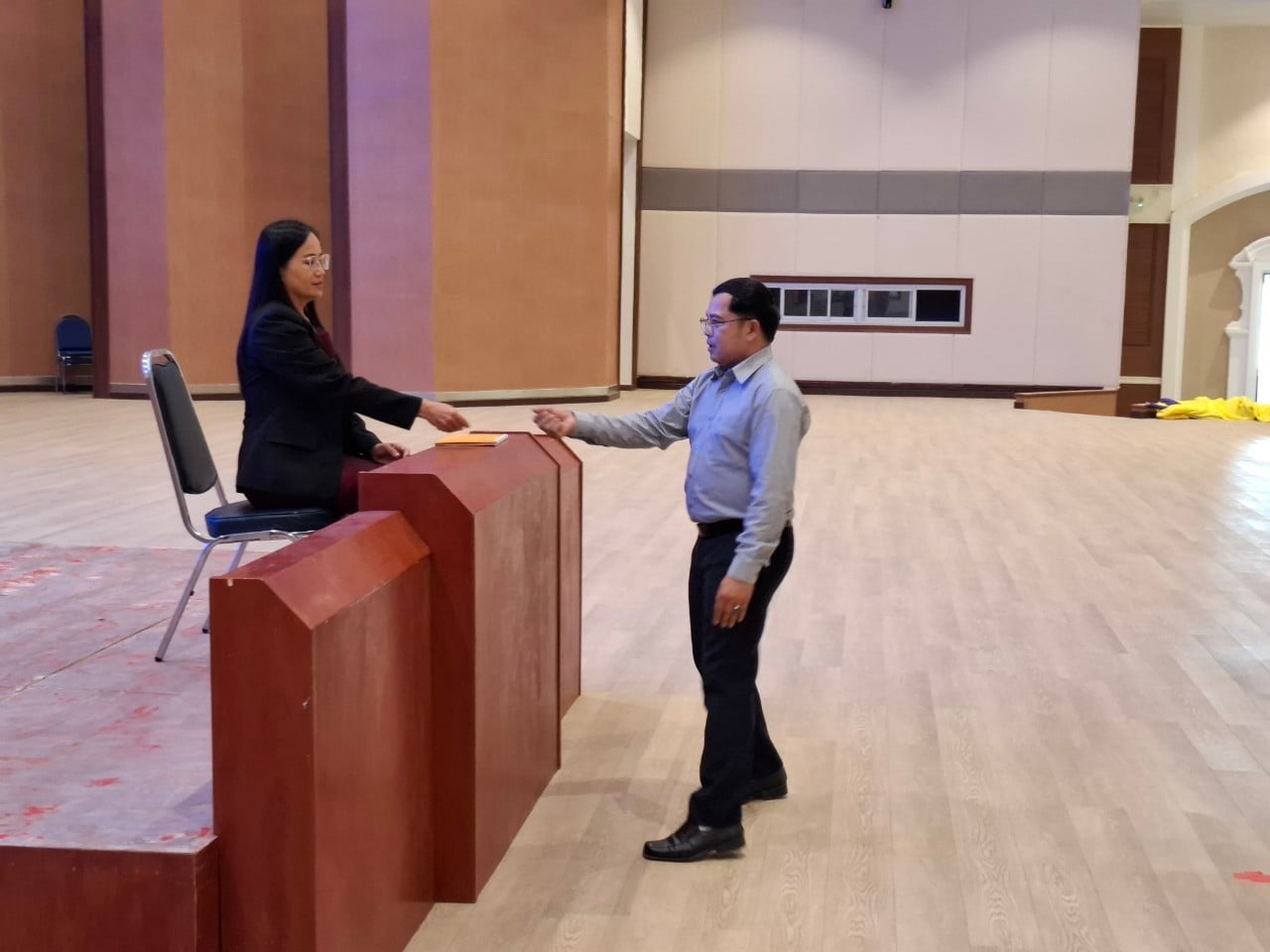 ม.นครพนม ประชุมคณะกรรมการฝ่ายฝึกซ้อมบัณฑิต และตรวจสอบความเรียบร้อย บริเวรณจุดตรวจโลหะ