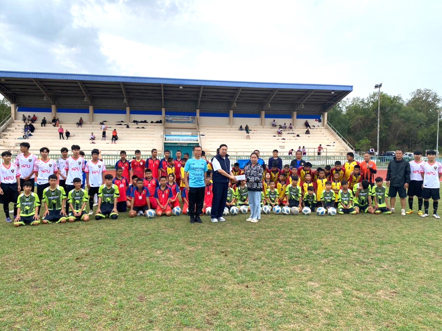 ม.นครพนม จับมือ สมาคมกีฬาแห่งจังหวัดนครพนม ฝึกสอนทักษะกีฬาฟุตบอลขั้นพื้นฐานแก่เยาวชนจังหวัดนครพนม