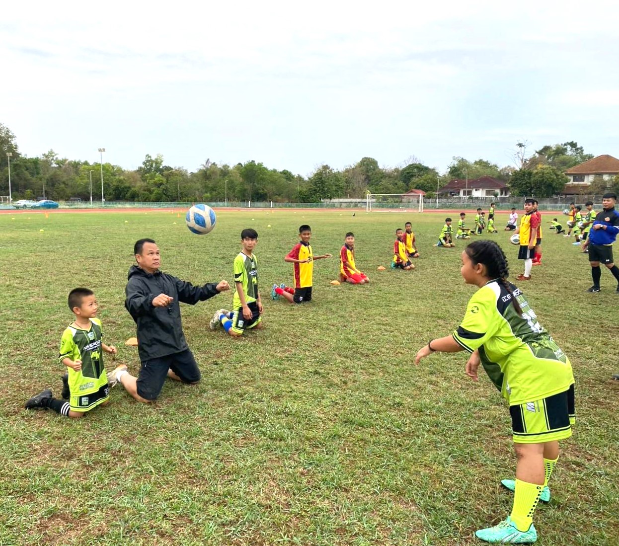 ม.นครพนม จับมือ สมาคมกีฬาแห่งจังหวัดนครพนม ฝึกสอนทักษะกีฬาฟุตบอลขั้นพื้นฐานแก่เยาวชนจังหวัดนครพนม