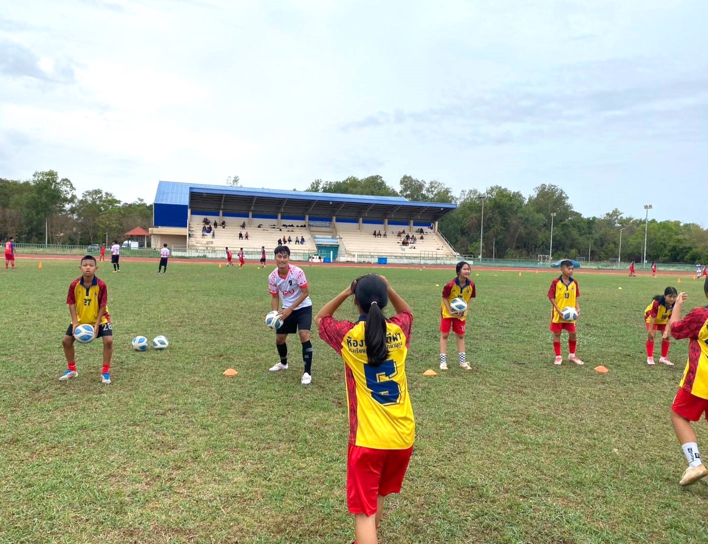 ม.นครพนม จับมือ สมาคมกีฬาแห่งจังหวัดนครพนม ฝึกสอนทักษะกีฬาฟุตบอลขั้นพื้นฐานแก่เยาวชนจังหวัดนครพนม
