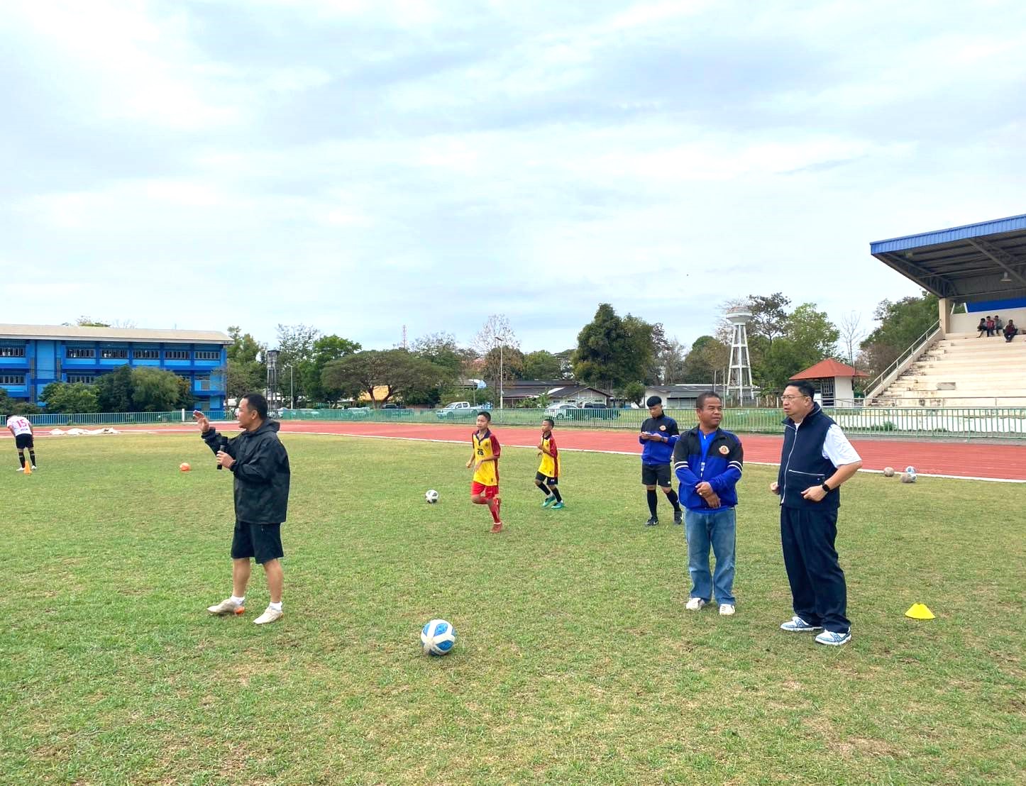 ม.นครพนม จับมือ สมาคมกีฬาแห่งจังหวัดนครพนม ฝึกสอนทักษะกีฬาฟุตบอลขั้นพื้นฐานแก่เยาวชนจังหวัดนครพนม
