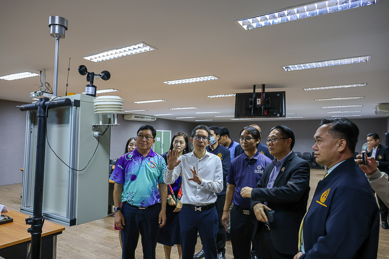 ม.นครพนม มอบสถานีตรวจวัดคุณภาพอากาศ PM2.5 แก่เทศบาลเมืองนครพนม