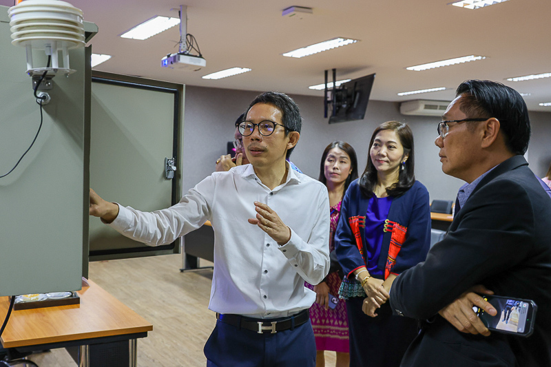 ม.นครพนม มอบสถานีตรวจวัดคุณภาพอากาศ PM2.5 แก่เทศบาลเมืองนครพนม