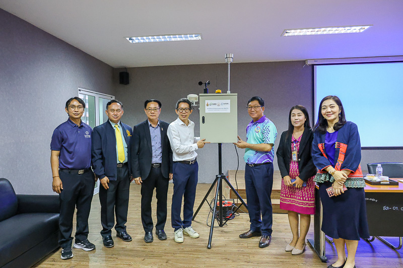 ม.นครพนม มอบสถานีตรวจวัดคุณภาพอากาศ PM2.5 แก่เทศบาลเมืองนครพนม