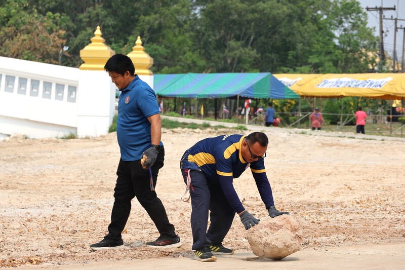 ม.นครพนม ร่วมกับชุมชนเนินสะอาดทำความสะอาดเตรียมงานพิธีพระราชทานปริญญาบัตร