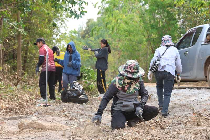 ม.นครพนม ร่วมกับชุมชนเนินสะอาดทำความสะอาดเตรียมงานพิธีพระราชทานปริญญาบัตร