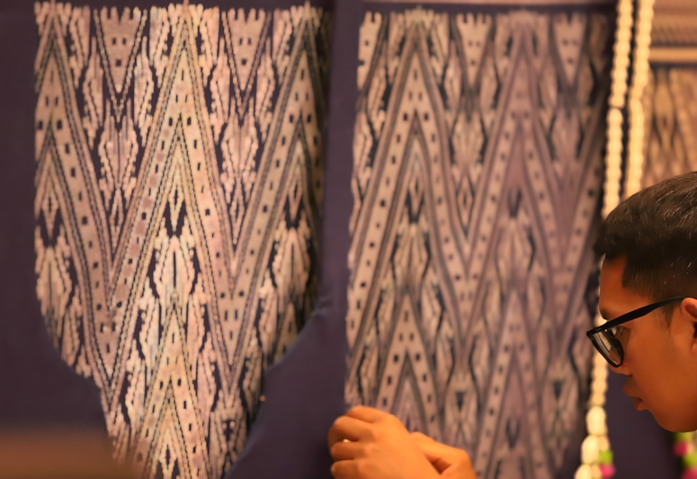 งดงามสมพระเกียรติ แท่นพระราชทานปริญญาบัตร ม.นครพนม ศิลปะเชื่อมโยงอดีต ปัจจุบัน และศรัทธาในดินแดนลุ่มน้ำโขง