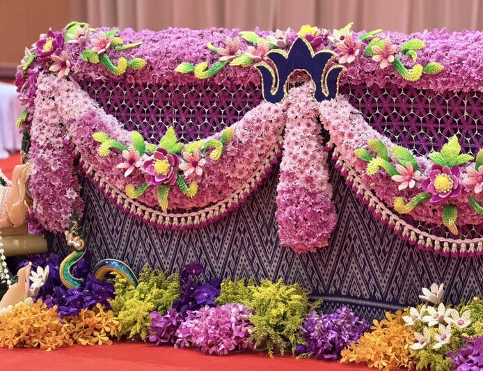 งดงามสมพระเกียรติ แท่นพระราชทานปริญญาบัตร ม.นครพนม ศิลปะเชื่อมโยงอดีต ปัจจุบัน และศรัทธาในดินแดนลุ่มน้ำโขง