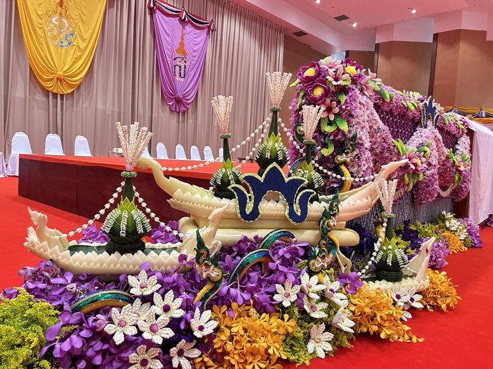 งดงามสมพระเกียรติ แท่นพระราชทานปริญญาบัตร ม.นครพนม ศิลปะเชื่อมโยงอดีต ปัจจุบัน และศรัทธาในดินแดนลุ่มน้ำโขง