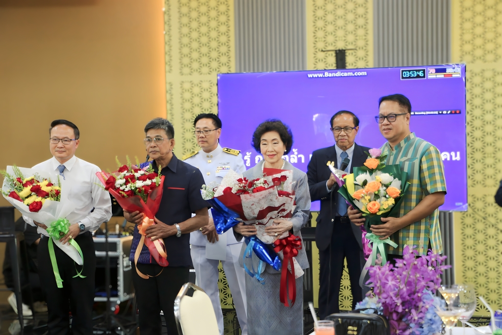 มหาวิทยาลัยนครพนม เชิดชูเกียรติแด่ผู้รับพระราชทานปริญญากิตติมศักดิ์ และรางวัลเข็มเชิดชูเกียรติพระธาตุพนม ประจำปีการศึกษา 2566