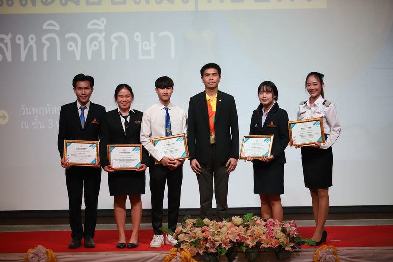 ม.นครพนม จัดพิธีมอบสัมฤทธิบัตรและปัจฉิมนิเทศนักศึกษา มหาวิทยาลัยนครพนม ประจำปีการศึกษา 2567