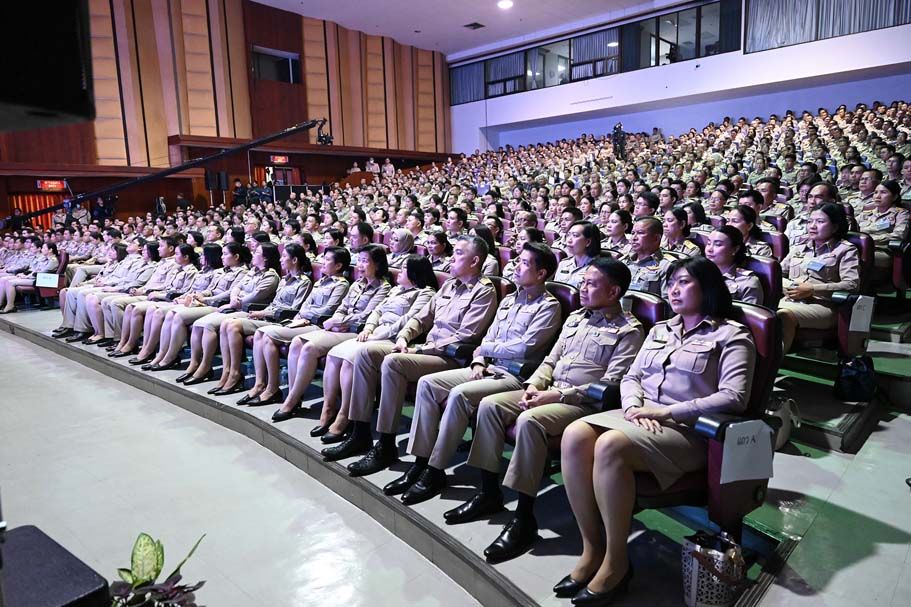 บุคลากร ม.นครพนม เข้ารับเกียรติบัตรและเข็มเชิดชูเกียรติข้าราชการพลเรือนดีเด่น เนื่องใน “วันข้าราชการพลเรือน” ประจำปี 2568