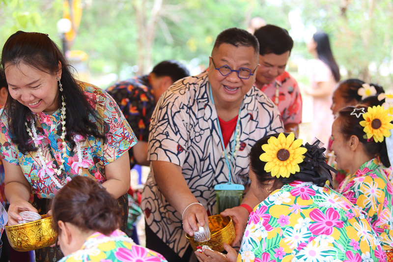 ม.นครพนมจัดโครงการสืบสานประเพณีสงกรานต์ รดน้ำขอพรเนื่องในวันขึ้นปีใหม่ไทย ประจำปี 2568
