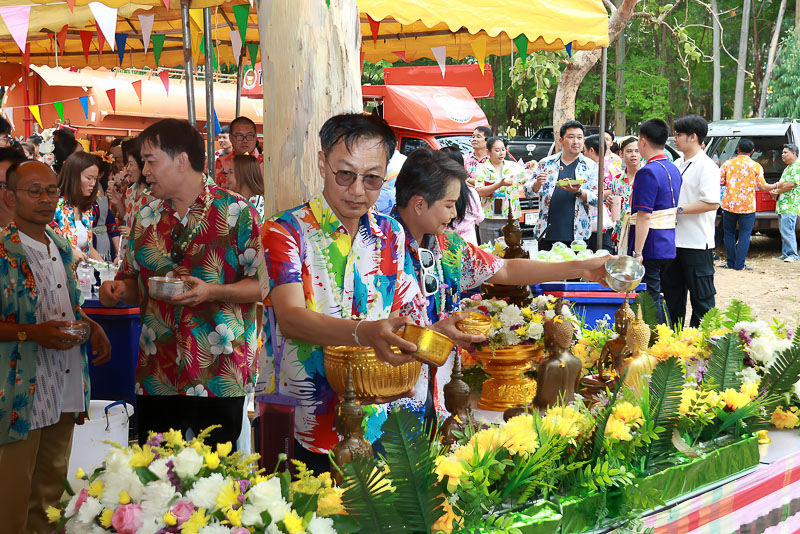 ม.นครพนมจัดโครงการสืบสานประเพณีสงกรานต์ รดน้ำขอพรเนื่องในวันขึ้นปีใหม่ไทย ประจำปี 2568