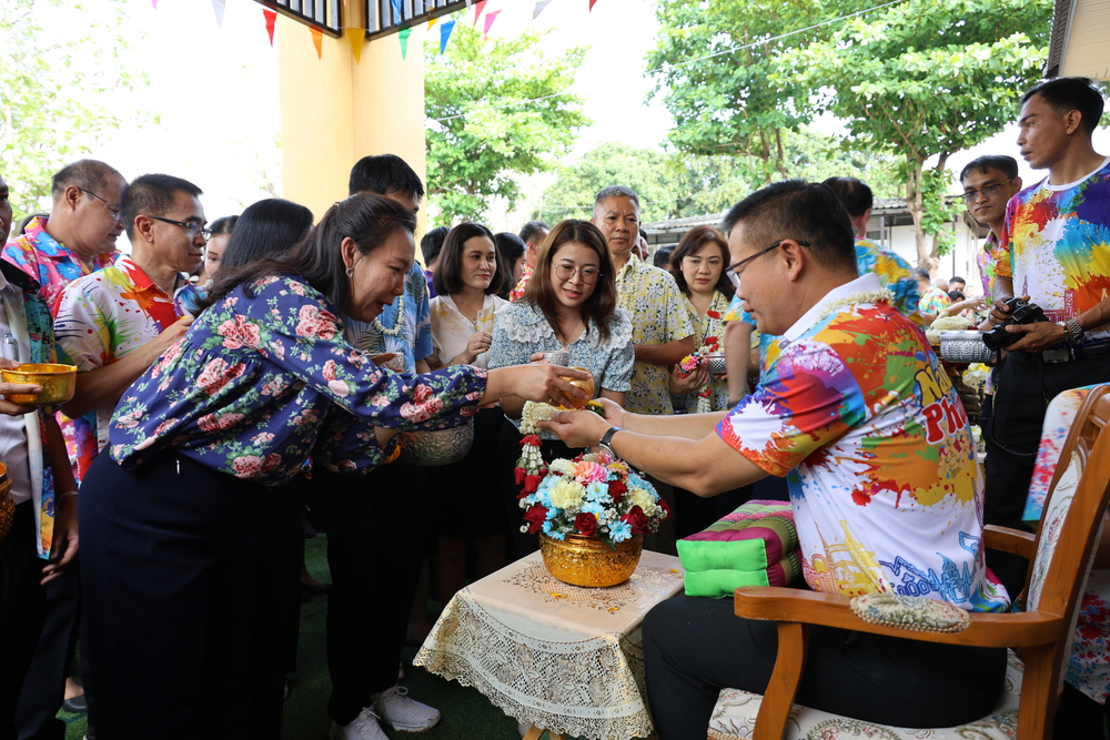 ม.นครพนม ร่วมรดน้ำขอพรผู้ว่าฯ สืบสานประเพณีสงกรานต์อย่างอบอุ่น