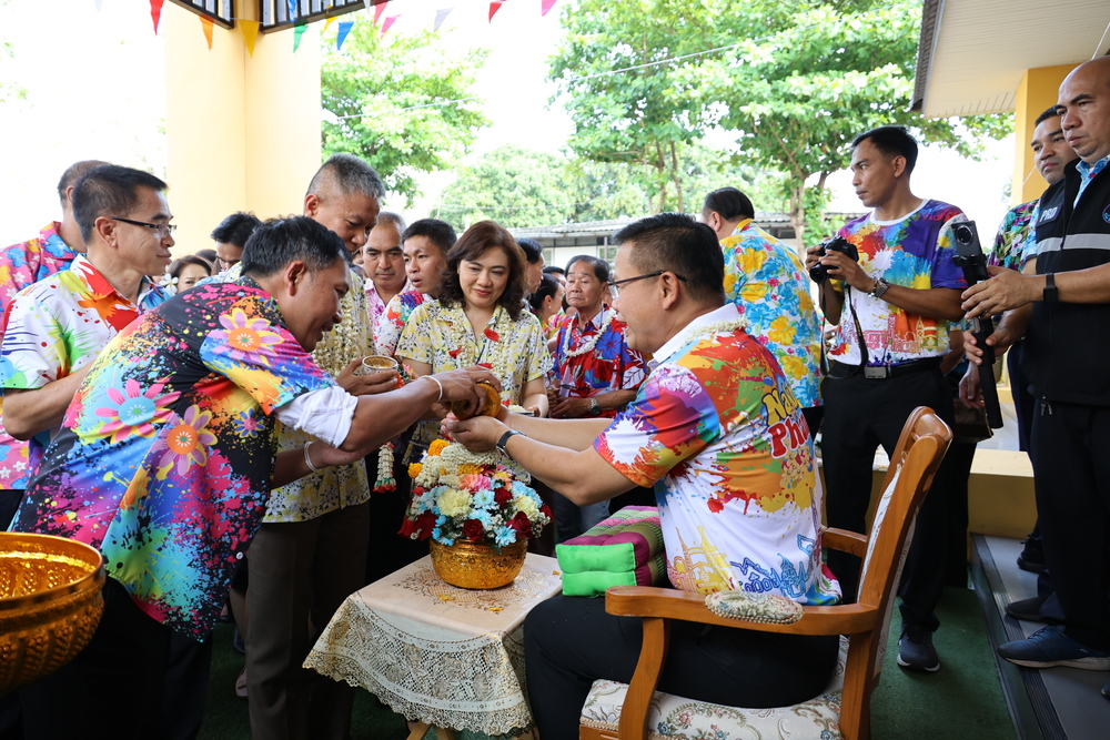ม.นครพนม ร่วมรดน้ำขอพรผู้ว่าฯ สืบสานประเพณีสงกรานต์อย่างอบอุ่น