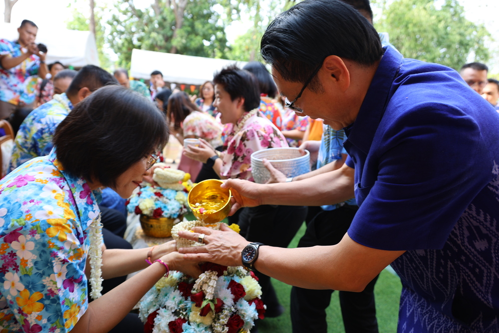 ม.นครพนม ร่วมรดน้ำขอพรผู้ว่าฯ สืบสานประเพณีสงกรานต์อย่างอบอุ่น