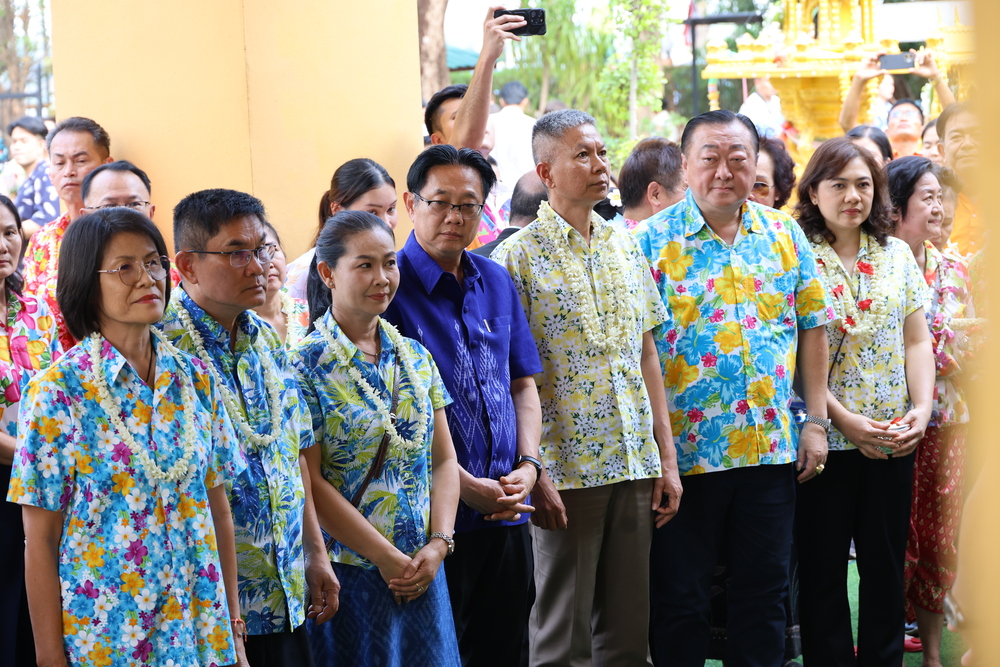 ม.นครพนม ร่วมรดน้ำขอพรผู้ว่าฯ สืบสานประเพณีสงกรานต์อย่างอบอุ่น