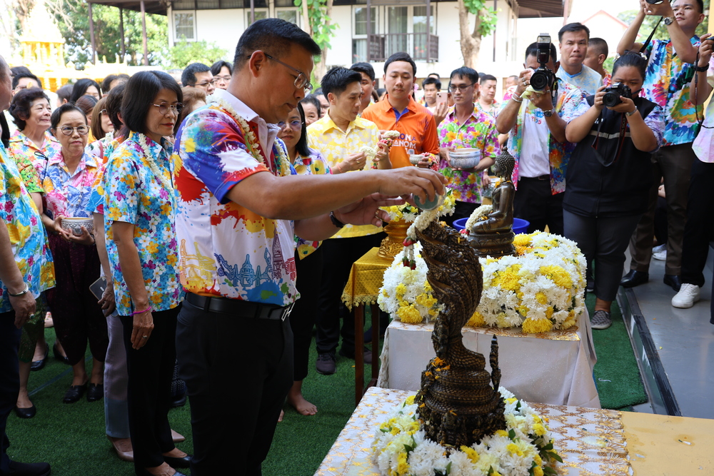 ม.นครพนม ร่วมรดน้ำขอพรผู้ว่าฯ สืบสานประเพณีสงกรานต์อย่างอบอุ่น