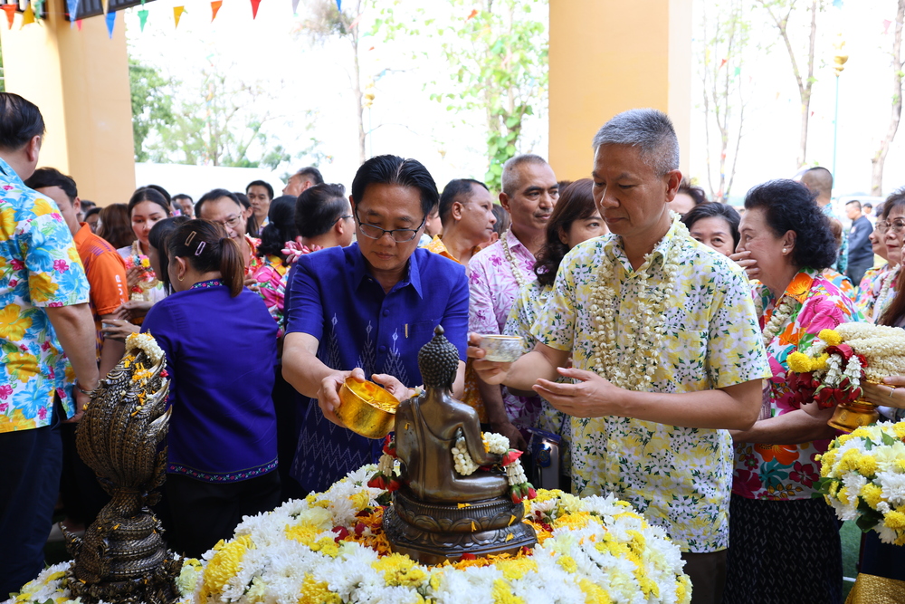 ม.นครพนม ร่วมรดน้ำขอพรผู้ว่าฯ สืบสานประเพณีสงกรานต์อย่างอบอุ่น