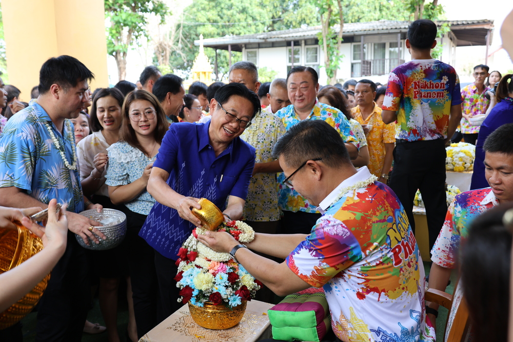 ม.นครพนม ร่วมรดน้ำขอพรผู้ว่าฯ สืบสานประเพณีสงกรานต์อย่างอบอุ่น