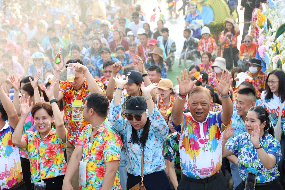 ม.นครพนม ร่วมเปิดงาน “สาดสนุก สุขที่ถนนข้าวปุ้น” รับสงกรานต์สุดคึกคัก ส่งเสริมท่องเที่ยวริมโขง