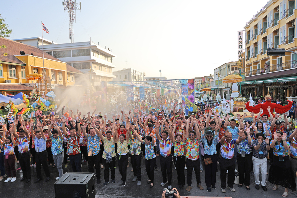 ม.นครพนม ร่วมเปิดงาน “สาดสนุก สุขที่ถนนข้าวปุ้น” รับสงกรานต์สุดคึกคัก ส่งเสริมท่องเที่ยวริมโขง